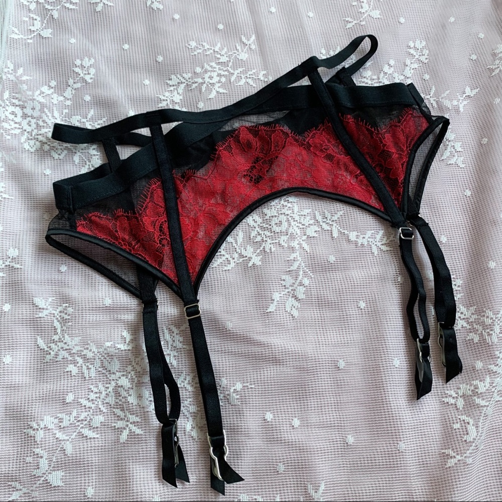VS red & black garter belt